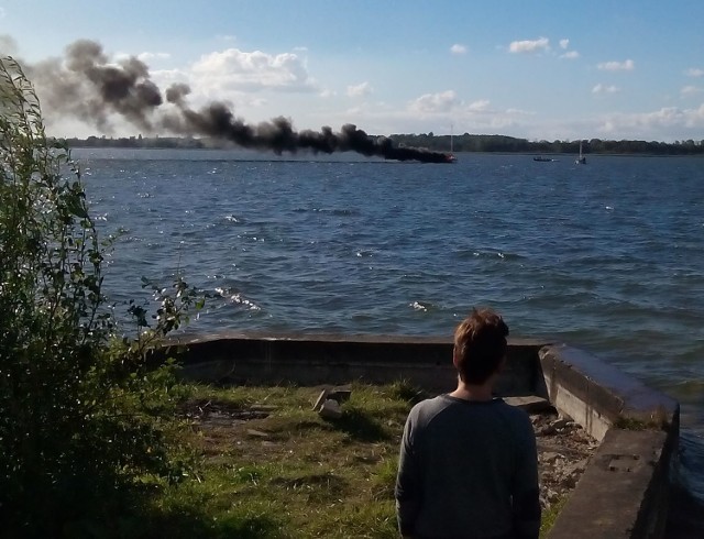 Pożar jachtu na jeziorze Miedwie.