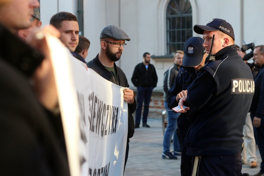 Demonstracja przeciwko próbie zakazania Marszu Równości w Lublinie (ZDJĘCIA, WIDEO)