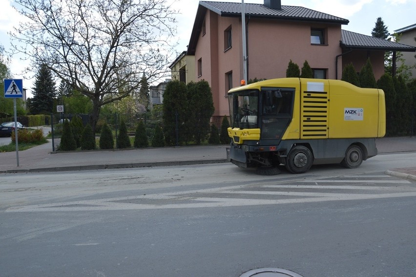 Stalowa Wola. Płynny beton wyciekł na jedną z ulic w mieście. Były utrudnienia