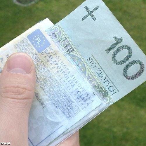 Jeden z zatrzymanych chciał przekupić policjantów banknotem 100-złotowym.