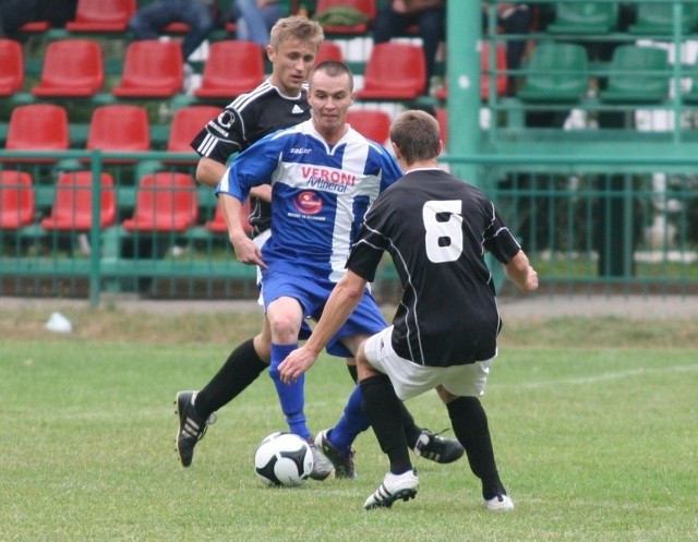 Piłkarze Sokoła Nisko (z piłką Waldemar Kurasiewicz) odnieśli pierwsze zwycięstwo w sezonie, ogrywając na własnym stadionie Czuwaj Przemyśl.