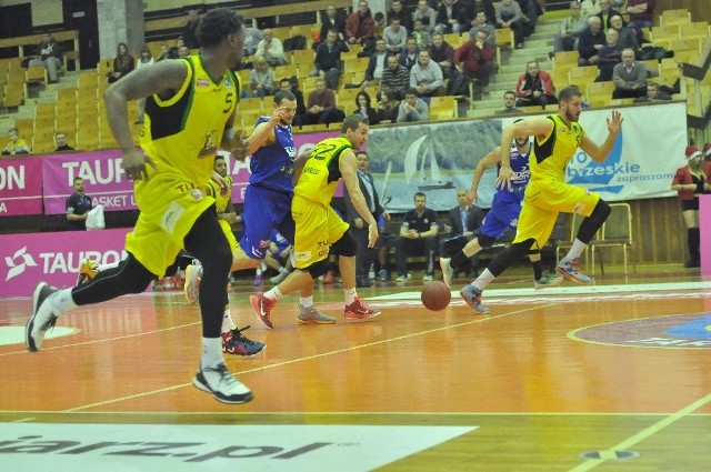 Koszykarze Siarki Tarnobrzeg w żółtych koszulkach zakończyli tegoroczne występy w rozgrywkach Tauron Basket Ligi porażką w Kaliszu.