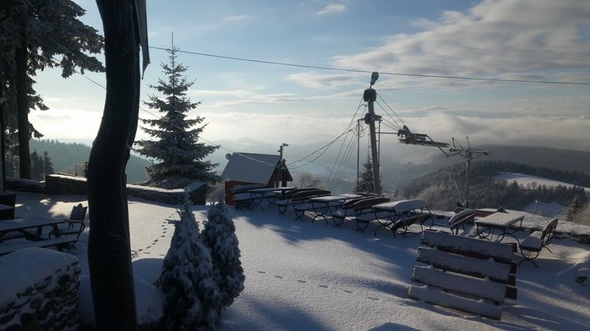Widok z 1 grudnia spod schroniska Orzeł. Śniegu jest już...
