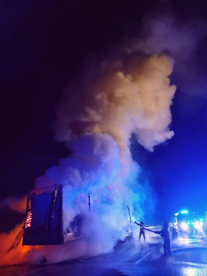 Na autostradzie A4 w Woli Małej zapaliła się naczepa ciężarówki. Zobaczcie zdjęcia strażaków