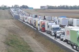 Utrudnienia na A4 koło Kostomłotów 