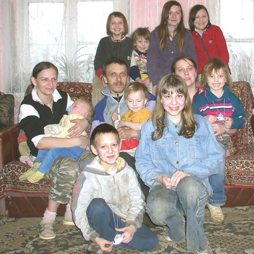 Kompletna rodzina Elżbiety i Andrzeja Wydrychów, mieszkańców wsi Chlebowo.