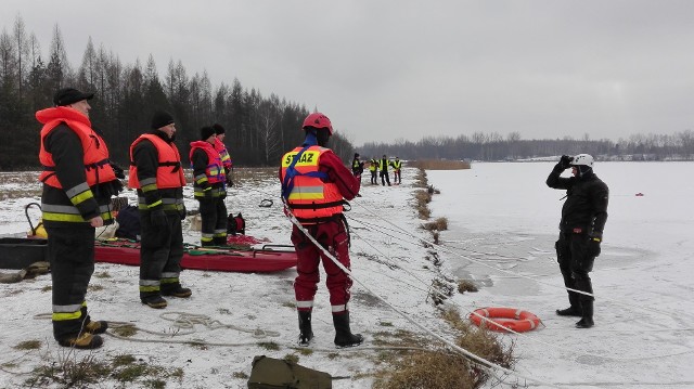 Ćwiczenia strażak&oacute;w nad brzegiem zalewu Sosina w Jaworznie