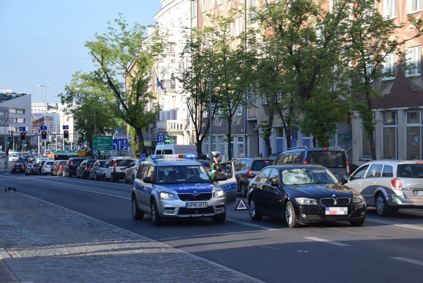 Wypadek na Sienkiewicza: BMW potrąciło pieszego przy przystankach obok Białówny (zdjęcia)