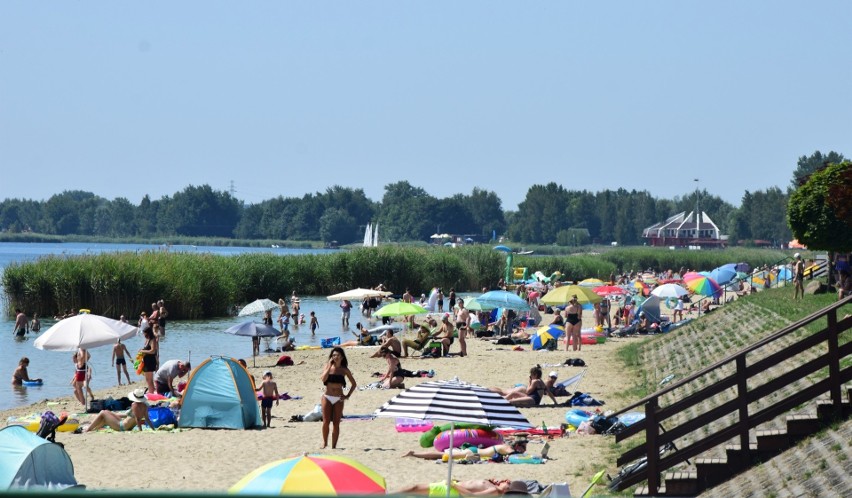 Nad Jeziorem Tarnobrzeskim w wakacyjną środę 20 lipca.