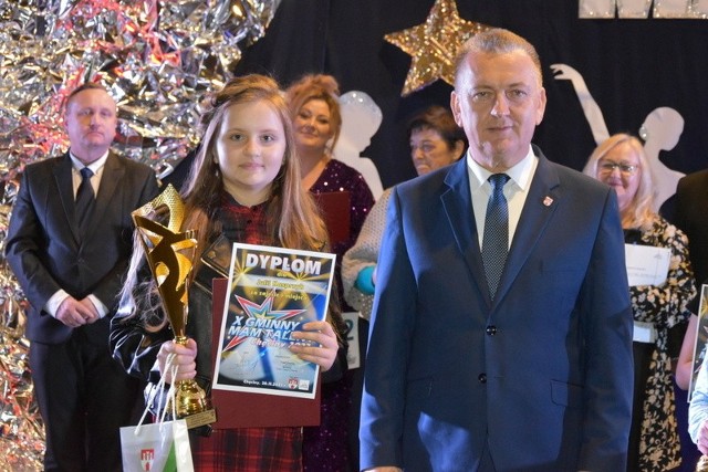 Julia Kasprzyk zwyciężczynią dziesiątej, jubileuszowej, edycji Gminnego Mam Talent w Chęcinach! Gratulujemy!