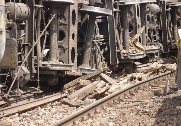 Wykolejony pociąg zniszczył około 300 metrów torów.