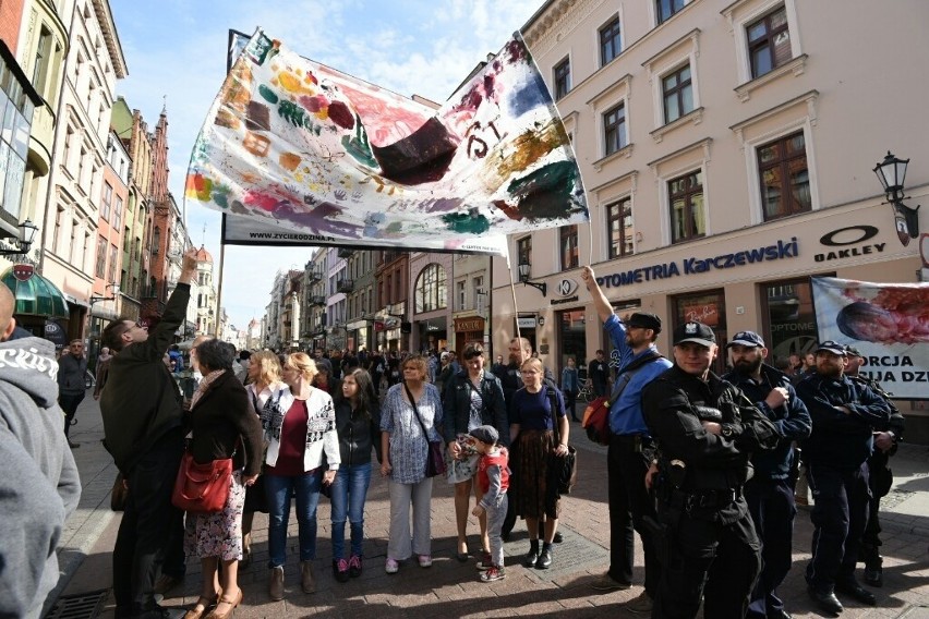 Manifestacja Pro-life pod pomnikiem Kopernika