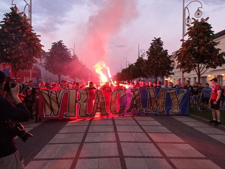 Feta piłkarzy Rakowa Częstochowa po awansie do PKO...