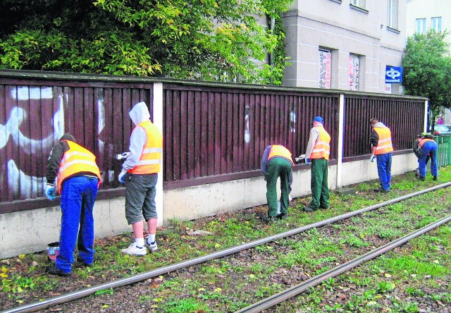 Więźniowie zamalowują nielegalne graffiti