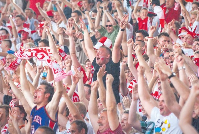 Koszalińscy kibice cieszą się ze zdobytego gola Polaków.
