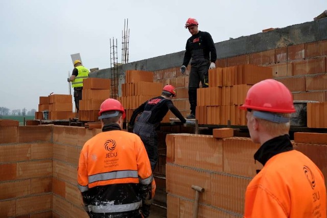 Dom rośnie w oczach. Powstaje na osiedlu Południowym przy ulicy Średzkiej w podpoznańskich Tulcach. Uczniowie z Technikum Budowlanego przy ulicy Rybaki 17 w Poznaniu mówią o nim z dumą: - To nasz dom. Mariusz Wiśniewski, zastępca prezydenta Poznania uważa, że przyszli młodzi inżynierowie, kierownicy budów powinni posmakować pracy na budowie od podstaw.