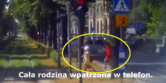 Prawie weszły pod tramwaj, bo zapatrzyły się w smartfony...