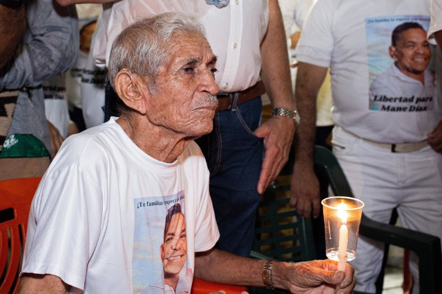 Dziadek Luisa, Alfonso Diaz uczestniczy z rodziną w proteście i manifestacji w związku z porwaniem jego syna
