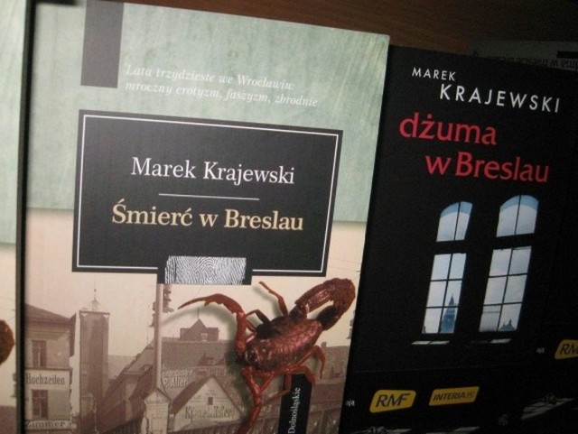 Marek Krajewski znany jest głównie z takich pozycji, jak: "Śmierć w Breslau&#8221;, "Koniec świata w Breslau&#8221;, "Widma w mieście Breslau&#8221;, "Aleja samobójców&#8221;, czy "Róże cmentarne&#8221;.