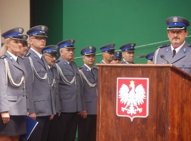 Życzenia policjantom składa podinspektor Andrzej Cieślik, komendant powiatowy  policji w Nakle. 