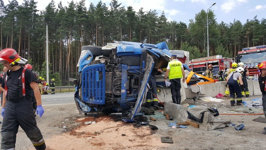 Kierowca ciężarówki zginął na S1 w Mierzęcicach. Kierujący osobówką zawracał w niedozwolonym miejscu. Prokuratura wszczęła śledztwo
