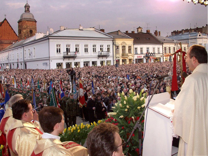 Rynek w Nowym Sączu był pełny ludzi. 6 IV 2005 r. modlono się za duszę Jana Pawła II. Poszukaj siebie na zdjęciach