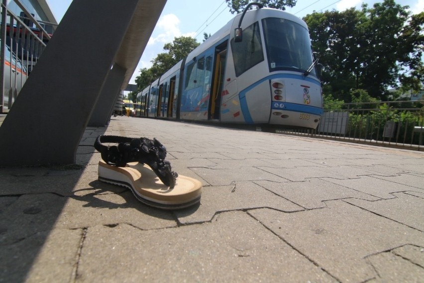 16.07.2021. Kobieta wpadła pod tramwaj w centrum Wrocławia....