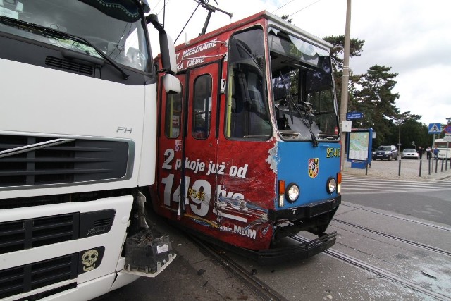 Zderzenie tira z tramwajem linii 1 na ul. Wróblewskiego