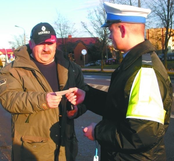 W Wigilię Bożego Narodzenia policjanci z bielskiej drogówki zamiast karać mandatami, dzielili się opłatkiem