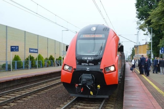 - Od kilku do kilkunastu minut zmienia się czas odjazdów i przyjazdów wszystkich pociągów - mówi Sylwester Brząkała, dyrektor opolskich Przewozów Regionalnych. - Dlatego przed  wyjazdem w podróż należy sprawdzić rozkład, a nie jechać na pamięć. Ale na pasażerów czekają większe kłopoty, które związane są z remontami dwóch ważnych linii kolejowych w naszym regionie oraz dworca Opole Wschodnie.  Cały czas roboty trwają na trasie Opole - Kędzierzyn-Koźle.