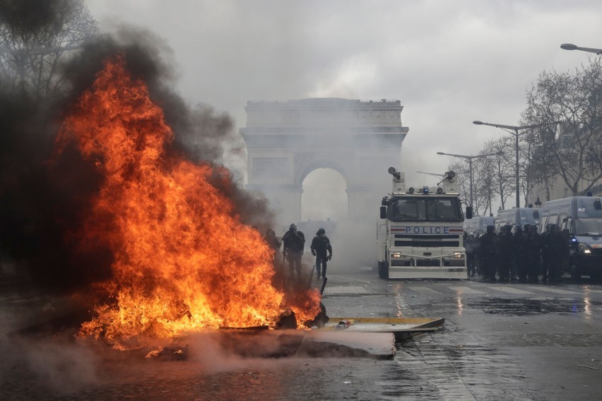 Francja: Brutalna policja i "żółte kamizelki". Zamieszki w Paryżu 16.03.2019 [ZDJĘCIA] Protesty trwają już czwarty miesiąc [WIDEO]