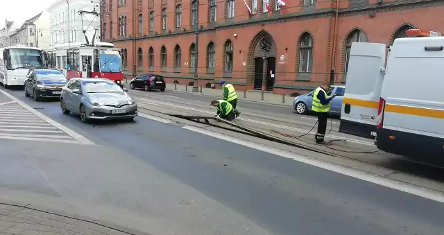 Torowisko na ul. Jagiellońskiej, na wysokości poczty, zostało zablokowane. Znów wyskoczyła szyna. Doszło do utrudnień w ruchu tramwajów. Torowisko zostało zablokowane w obie strony.- Utrudnienia potrwają od 30 minut do dwóch godzin, w zależności od tego, jak szybko uda się usunąć awarię - mówił około godziny 15 Tomasz Okoński, rzecznik ZDMiKP w Bydgoszczy.