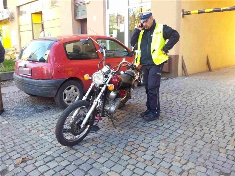 Cinquecento zderzyło się z motocyklem.