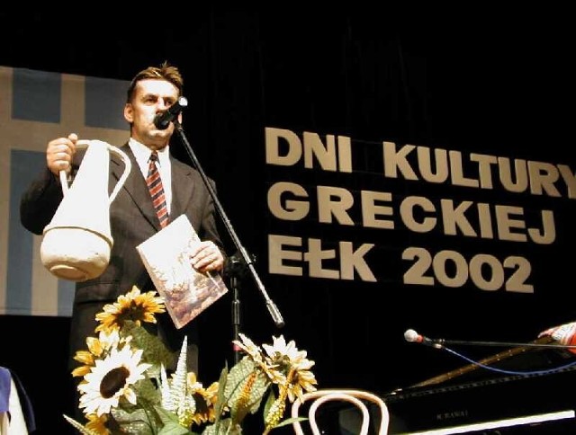 Wojciech Krzywiński, dyrektor ECK prezentuje poszukiwaną kopię greckiej Amfory