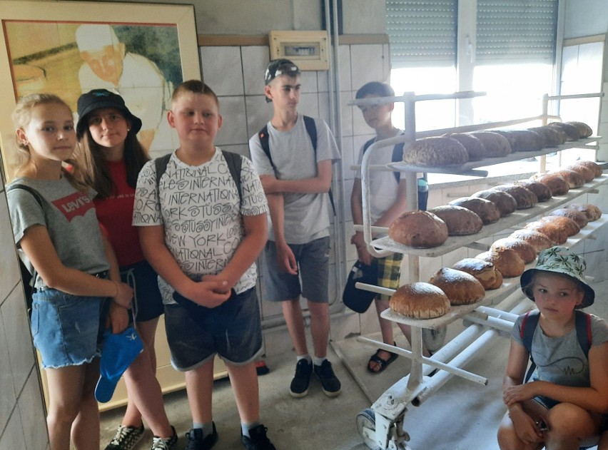 Uczniowie ze szkoły w Ujeździe poznali proces powstawania chleba. Zobaczcie zdjęcia