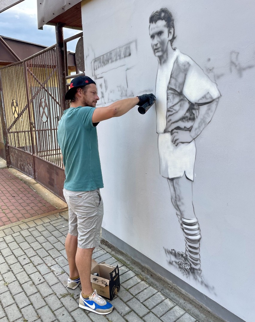 Czeladź. Przy stadionie Górnika Piaski powstaje wyjątkowy mural