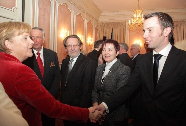 W poprzedniej kadencji kanclerz Niemiec kilka razy spotykała się z przedstawicielami mniejszości niemieckiej w Polsce. Na zdjęciu: Angela Merkel wita się w Berlinie z dyrektorem DWPN Rafałem Bartkiem.