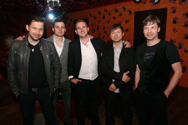 Zespół Mafia podczas przedpremierowego pokazu teledysku do piosenki "Zakończmy to&#8221; w kieleckim klubie Krockodyl.