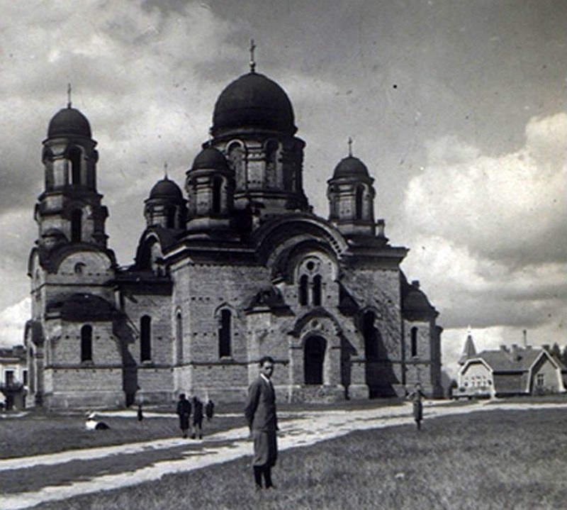 Cerkiew stanęła w stanie surowym w 1912 roku. Po 1915 roku,...