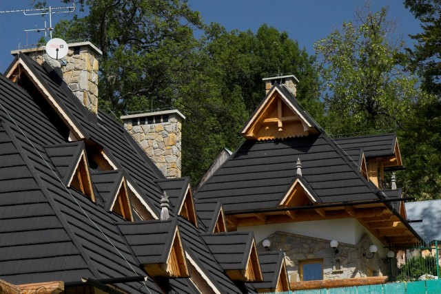 Blachodachówka z posypką mineralną to pokrycie dachowe, które ma wiele zalet.