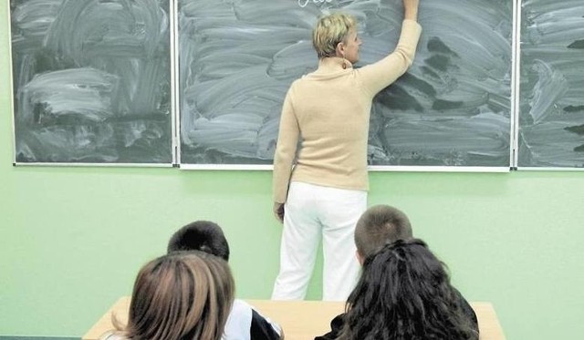 Ministerstwo Edukacji Narodowej przyznaje, że propozycja zmian jest  odpowiedzią na oczekiwania środowisk oświatowych, które apelowały o  modyfikację przepisów dotyczących karania dyscyplinarnego nauczycieli.