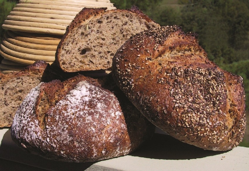 Chleb żytni z siemieniem lnianym i czerstwym chlebem....