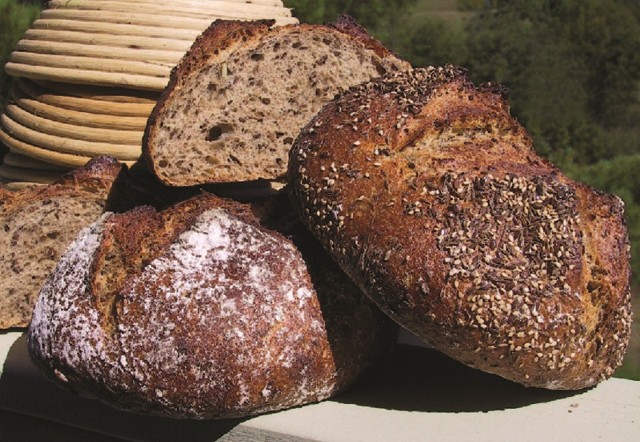 Chleb żytni z siemieniem lnianym i czerstwym chlebem. Zdjęcie pochodzi z książki "Chleb. Techniki wypieku przepisy, wskazówki" Jeffreya Hamelmana