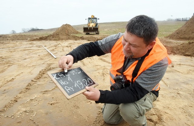 Archeolog Roland Marek na placu budowy
