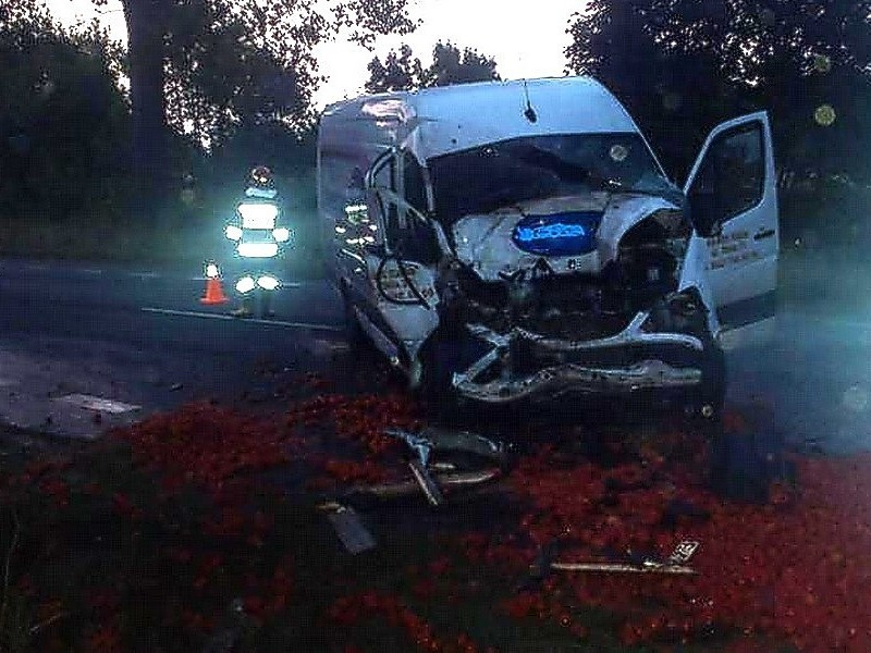 Bus uderzył w tył przyczepy z pomidorami.