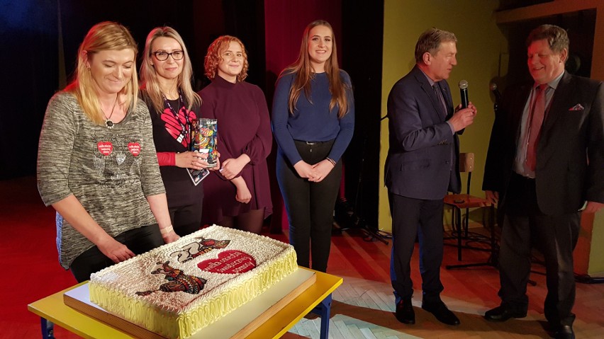 WOŚP 2019 Strzelce Opolskie. Licytacja tortu z logo WOŚP - został sprzedany za 5000 zł. To rekord