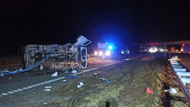 Obwodnica Kielc na ekspresowej drodze numer 7. Bus uderzył w bariery Jedna osoba nie żyje, dwie są ranne (ZDJĘCIA, WIDEO)
