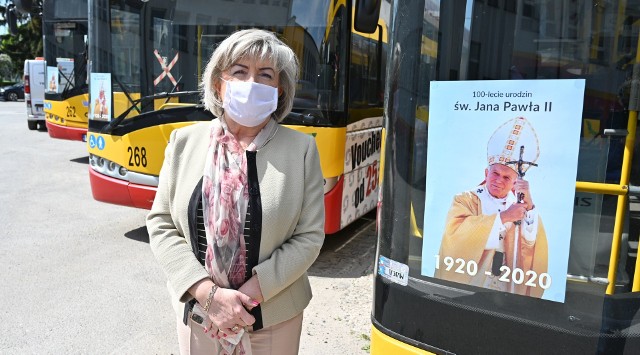 - Z okazji setnej rocznicy urodzin Karola Wojtyły we wszystkich autobusach komunikacji miejskiej w Kielcach są zdjęcia świętego Jana Pawła II - mówi Elżbieta Śreniawska, prezes Miejskiego Przedsiębiorstwa Komunikacji.