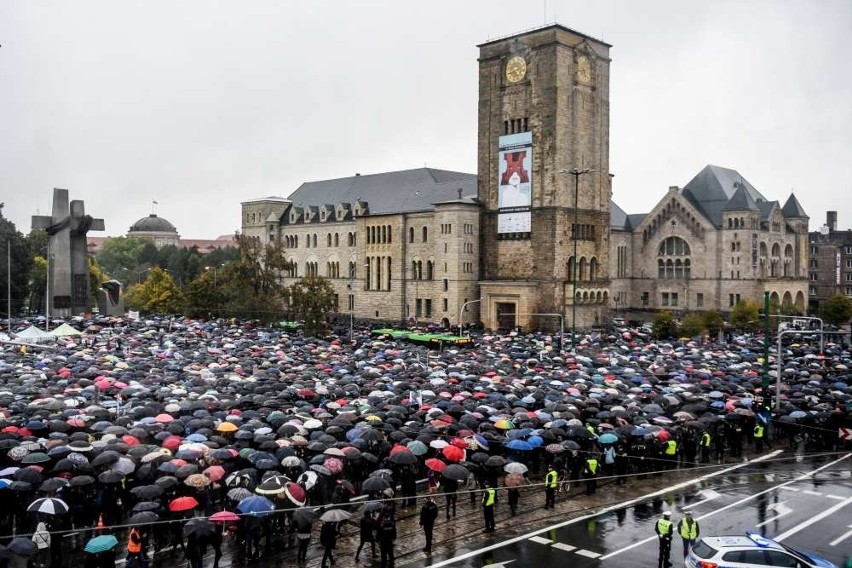 Czarny protest w Poznaniu. Kobiecy strajk na placu...