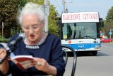Oryginalne Narodowe Czytanie w Skarżysku-Kamiennej. W miasto ruszył literacki autobus 